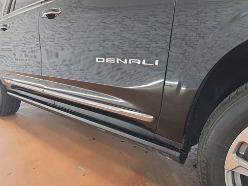 Used 2022 GMC Yukon XL Denali image 11