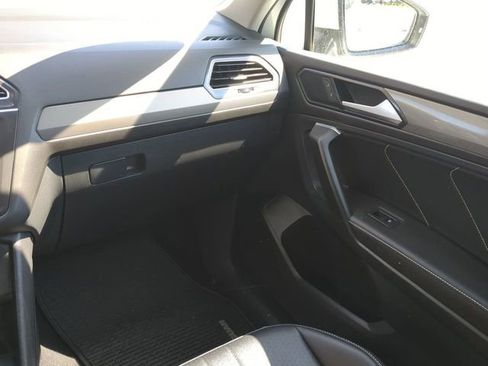 Used 2022 Volkswagen Tiguan SE AWD/4WD image 16