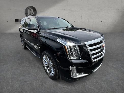 Used 2017 Cadillac Escalade Luxury AWD/4WD image 3