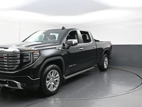 Used 2024 GMC Sierra 1500 Denali w/ Technology Package AWD/4WD image 3