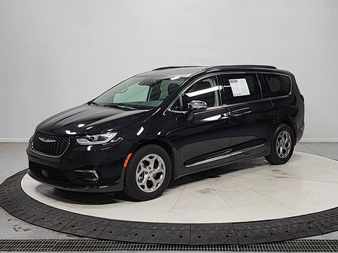 Used 2023 Chrysler Pacifica Limited FWD image 3