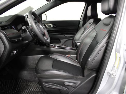 Used 2025 Jeep Compass Trailhawk AWD/4WD image 8