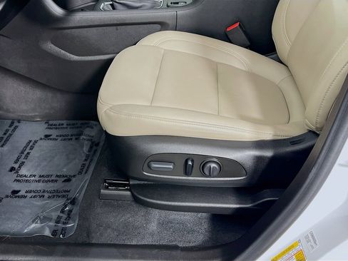 Used 2023 Chevrolet Traverse LT image 18