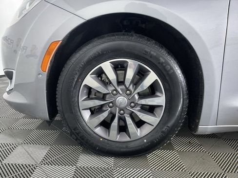 Used 2019 Chrysler Pacifica Touring-L Plus w/ Advanced Safetytec Group image 17