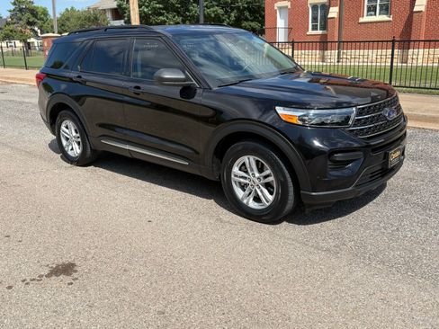 Used 2023 Ford Explorer XLT RWD image 2