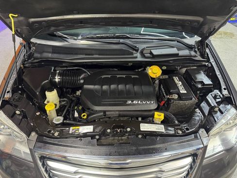 Used 2015 Chrysler Town & Country Touring w/ Driver Convenience Group FWD image 9