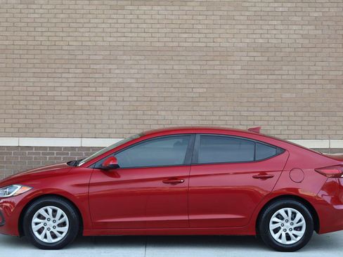 Used 2017 Hyundai Elantra SE FWD image 3