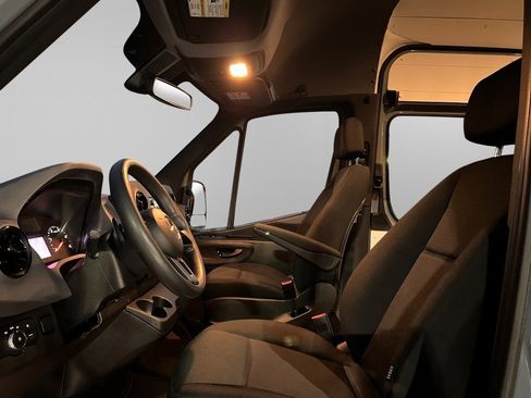 Used 2021 Mercedes-Benz Sprinter 2500 image 21