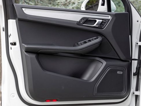 Certified 2026 Porsche Macan AWD/4WD image 25
