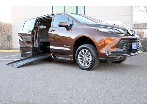 Used 2022 Toyota Sienna XLE image 2