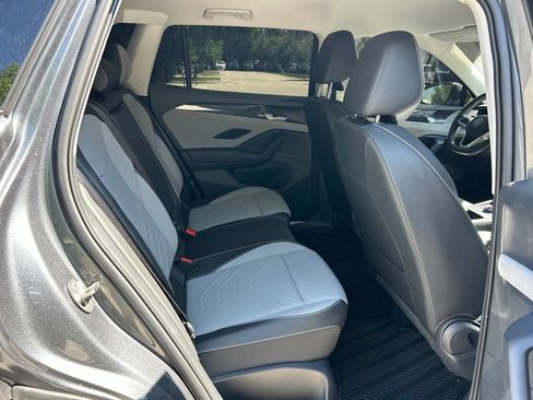 Certified 2025 Volkswagen Tiguan SE FWD image 45