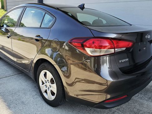 Used 2017 Kia Forte LX image 3
