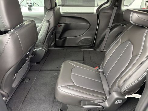 New 2026 Chrysler Pacifica Select AWD/4WD image 24