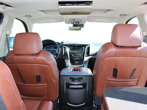 Used 2018 Cadillac Escalade Premium Luxury AWD/4WD image 28