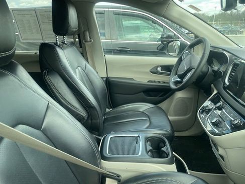Used 2023 Chrysler Pacifica Touring-L FWD image 11