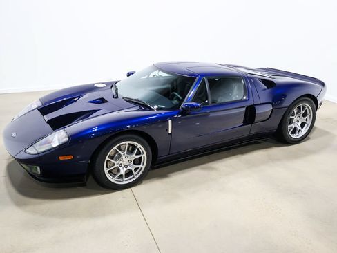 Used 2005 Ford GT RWD image 12
