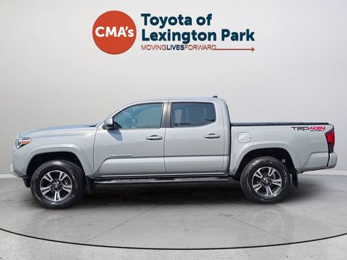 Used 2018 Toyota Tacoma TRD Sport AWD/4WD image 2