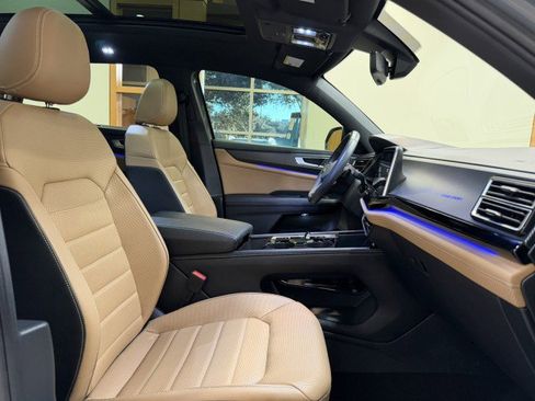 Used 2024 Volkswagen Atlas Cross Sport SEL R-Line image 15