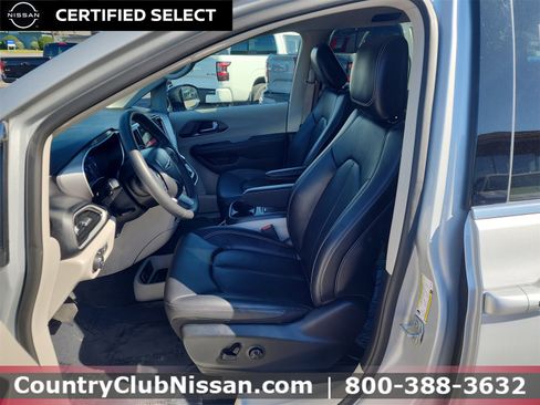 Used 2024 Chrysler Pacifica Touring-L image 11