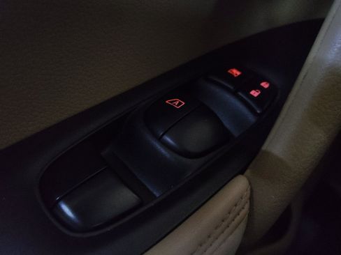 Used 2018 Nissan Rogue SV w/ Premium Package FWD image 27