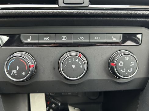 Certified 2022 Volkswagen Taos SE w/ Panoramic Sunroof Package image 14