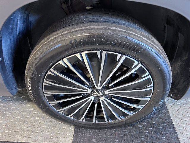 Certified 2025 Volkswagen Taos SE FWD image 9
