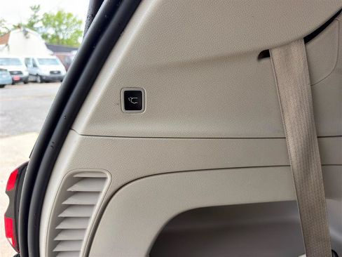 Used 2024 Chrysler Pacifica Touring-L FWD image 5