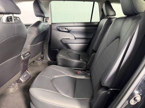 Used 2025 Toyota Highlander XLE FWD image 25
