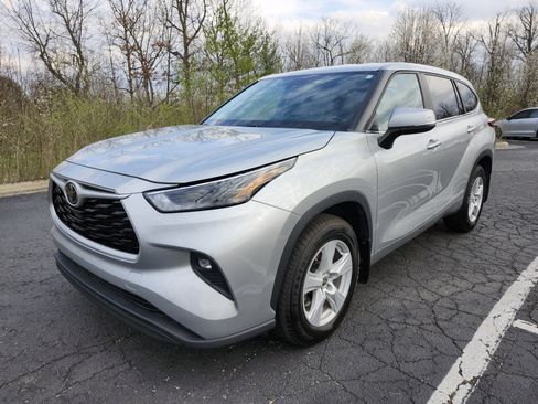 Used 2023 Toyota Highlander LE AWD/4WD image 14