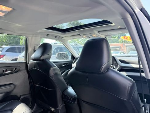 Used 2022 Toyota Highlander XLE AWD/4WD image 22