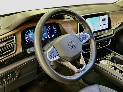 Used 2025 Volkswagen Atlas SE AWD/4WD image 18