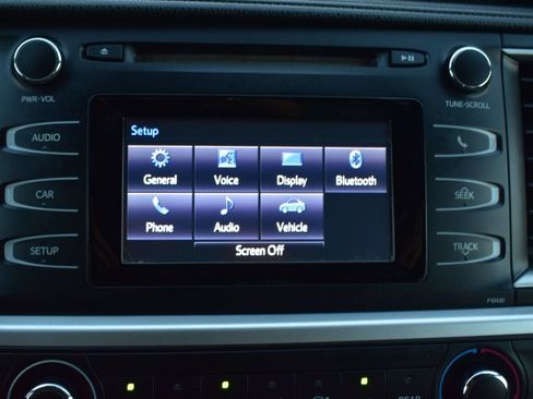 Used 2014 Toyota Highlander LE FWD image 35