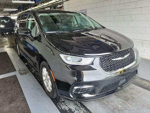 Used 2024 Chrysler Pacifica Touring-L FWD image 2