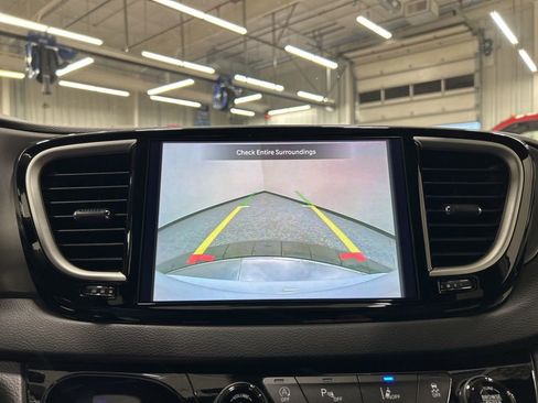 Used 2025 Chrysler Pacifica Select FWD image 21