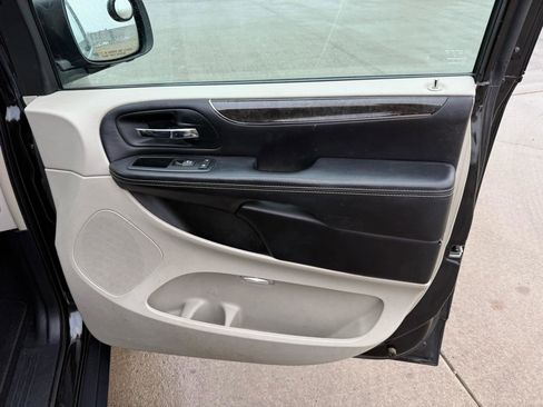 Used 2013 Chrysler Town & Country Touring FWD image 26