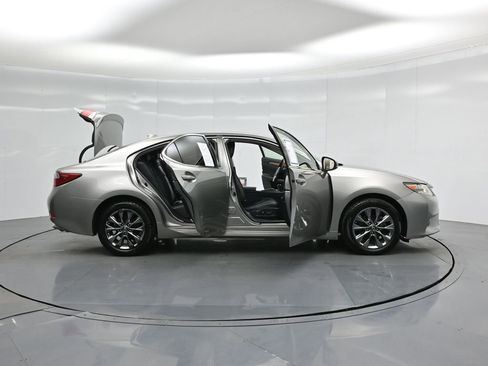 Used 2015 Lexus ES 300h w/ Navigation System Package image 3