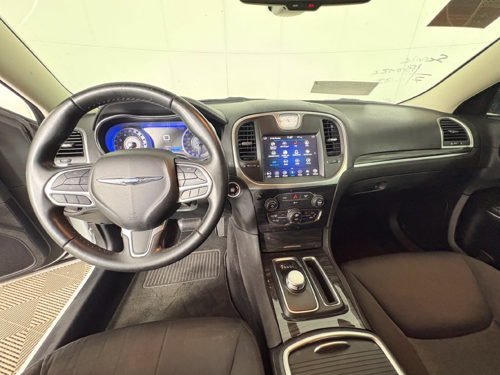 Used 2018 Chrysler 300 Touring w/ Chrome Appearance Package RWD image 8