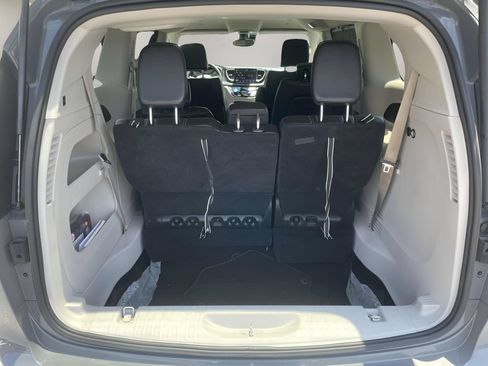 Used 2023 Chrysler Pacifica Touring-L FWD image 10