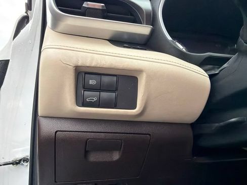Used 2022 Toyota Highlander XLE AWD/4WD image 19