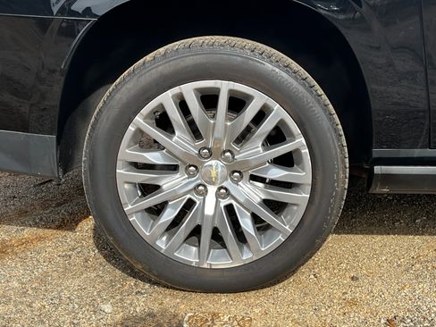 Used 2023 Chevrolet Suburban High Country image 13