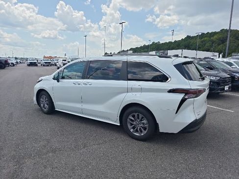 Used 2026 Toyota Sienna XLE FWD image 4