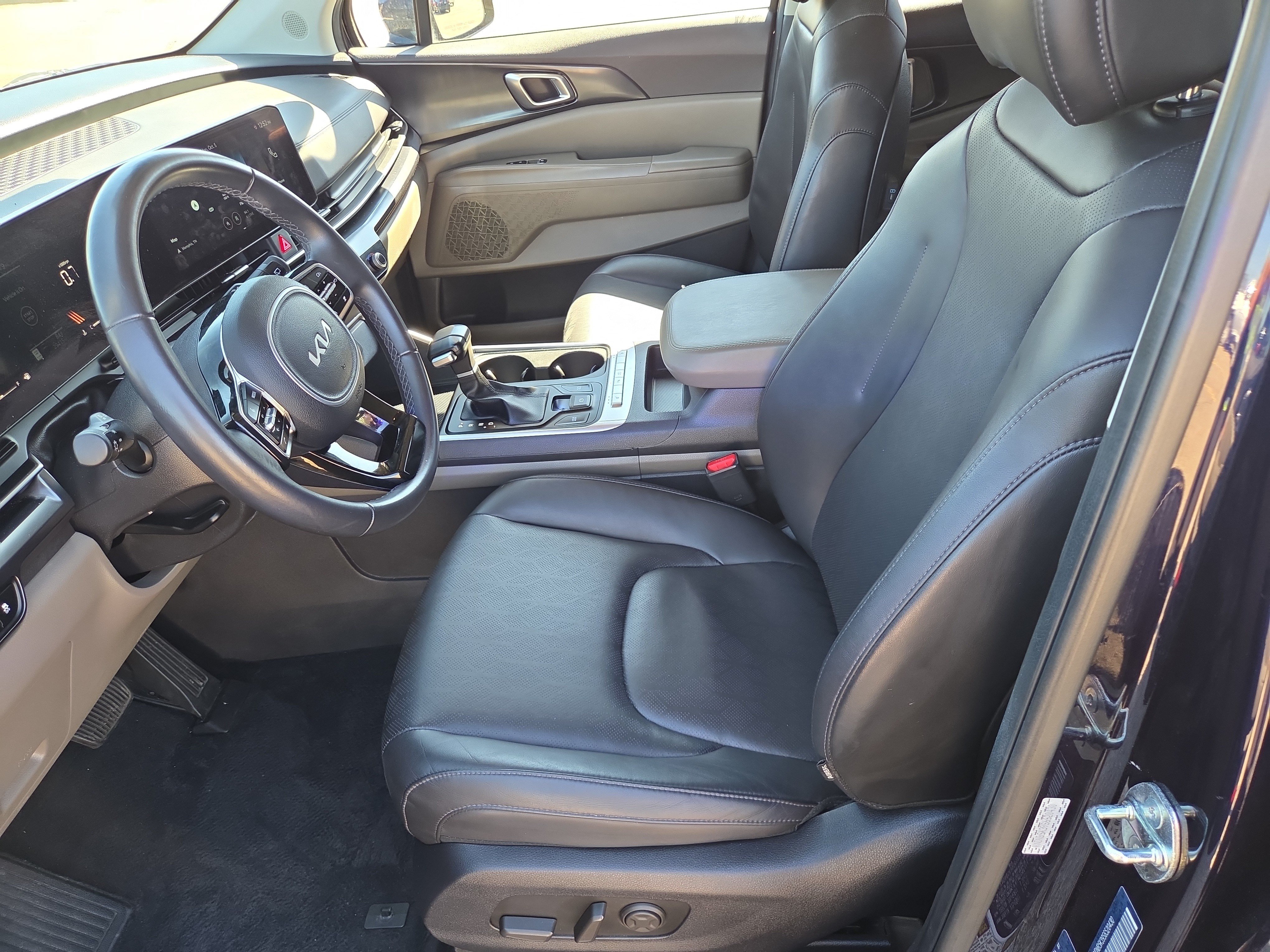 Used 2025 Kia Carnival FWD image 5