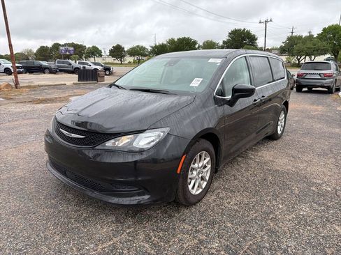 Used 2023 Chrysler Voyager LX FWD image 3