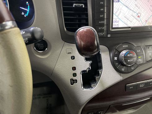 Used 2011 Toyota Sienna XLE image 20