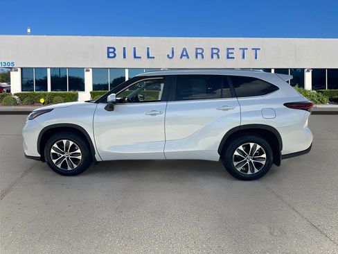 Used 2024 Toyota Highlander XLE FWD image 4