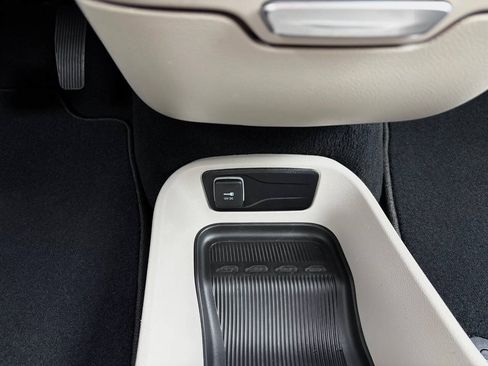 Used 2024 Chrysler Pacifica Touring-L FWD image 33