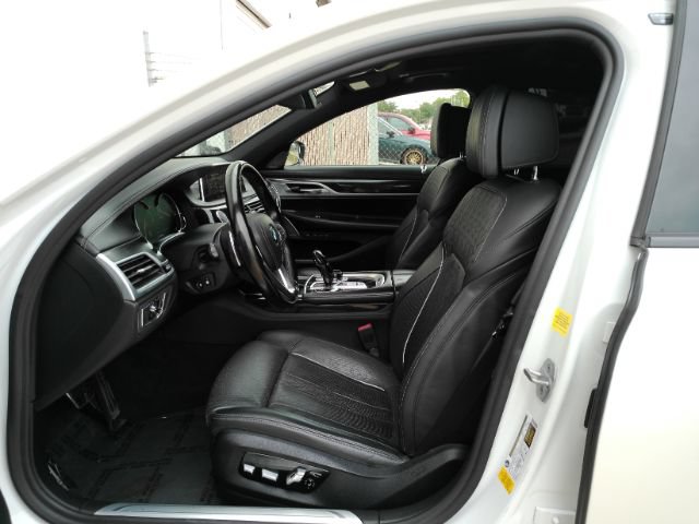 Used 2019 BMW 750i w/ Executive Package RWD image 15