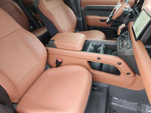 Used 2025 Land Rover Defender 110 image 9