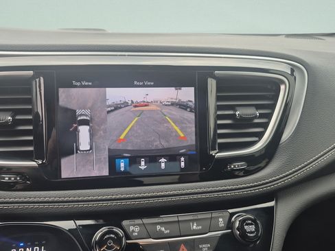 Used 2020 Chrysler Pacifica Limited w/ Advanced Safetytec Group FWD image 19