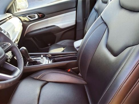 Used 2025 Jeep Compass Limited image 10